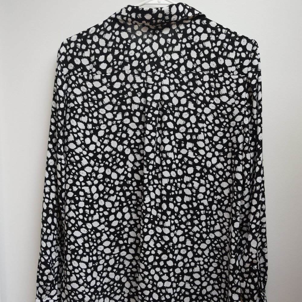Banana Republic Classic Fit Button-Down in Women's M - Picture 10 of 11